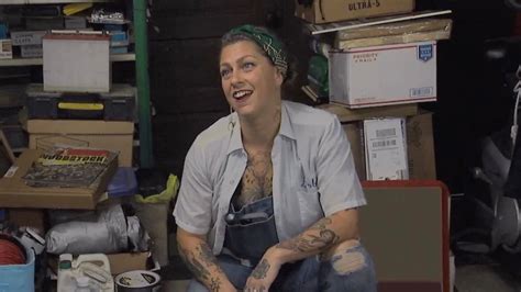 American Pickers Danielle Colby goes completely naked in new。